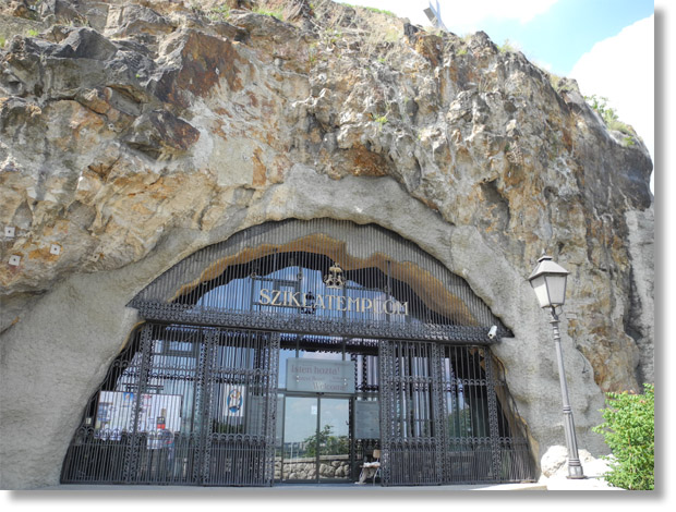 szikla_templom_entrance