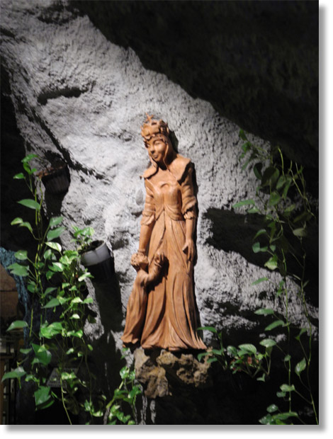szikla_templom_lady_statue