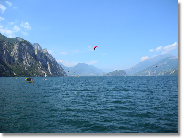 lago_di_garda_riva_del_garda_kitesurfers