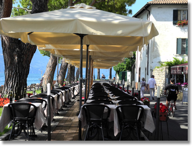 lago_di_garda_torri_del_benaco_promenade_restaurant