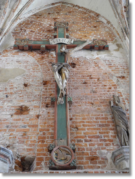 malbork_castle_church_cross