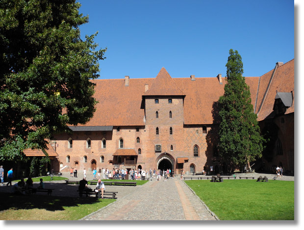 malbork_castle_middle_courtyard