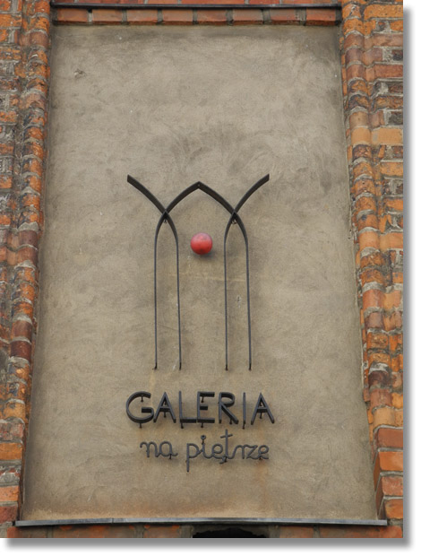torun_galeria_facade_sign