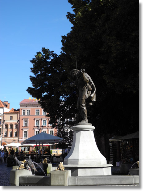 torun_square_statue_boy_and_frogs_legend