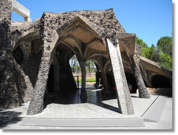 colonia_guell_gaudi_crypt_entrance
