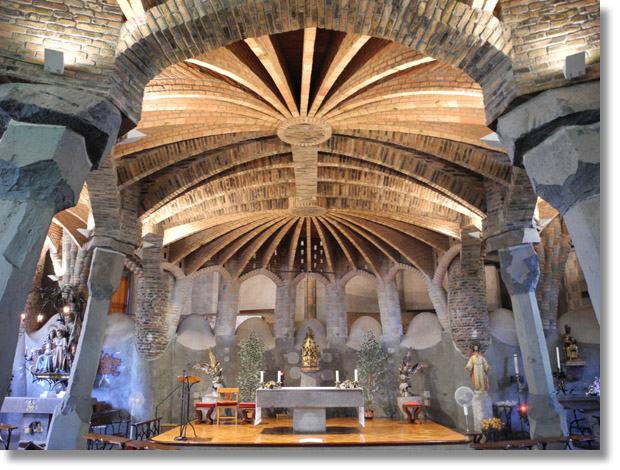 colonia_guell_gaudi_crypt_inside