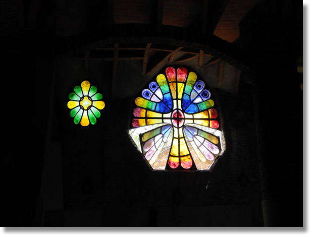 colonia_guell_gaudi_crypt_pane_window