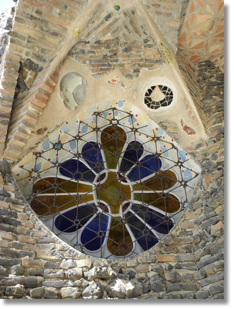 colonia_guell_gaudi_crypt_window_detail