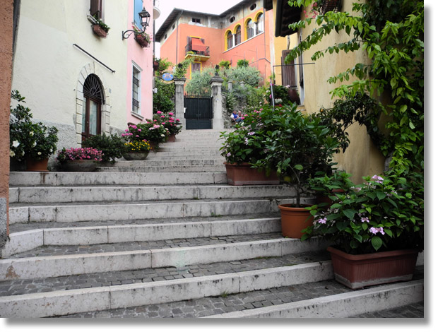 lago_di_garda_gardone_riviera_stairs